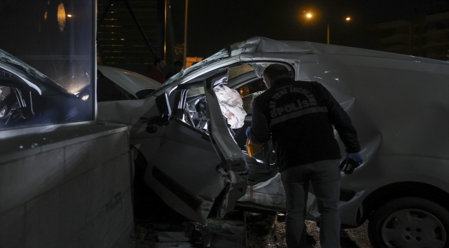 Ankara'da üst geçidin ayağına çarpan araçtaki 2 kişi öldü