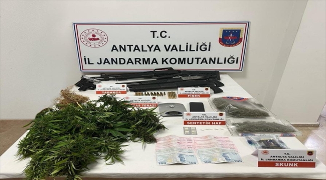 Antalya'da evinde uyuşturucu yapımında kullanılan bitki yetiştiren kişi yakalandı