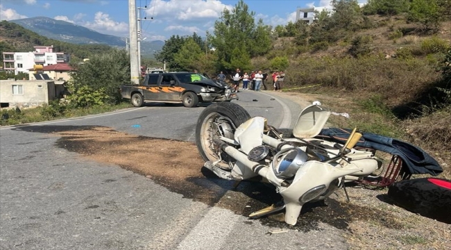 Antalya'da kamyonet ile motosikletin çarpıştığı kazada 1 kişi öldü, 1 kişi yaralandı