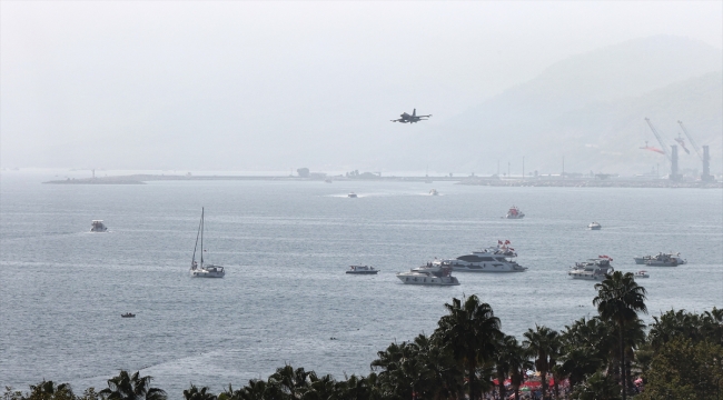 Antalya'da savaş uçakları gösteri uçuşu yaptı