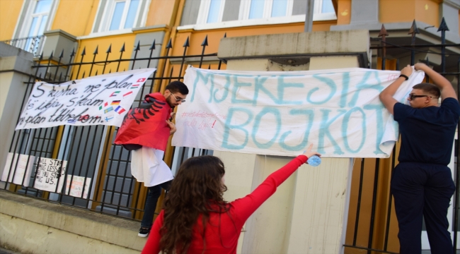Arnavutluk'ta tıp öğrencileri "zorunlu istihdamı" protesto etti