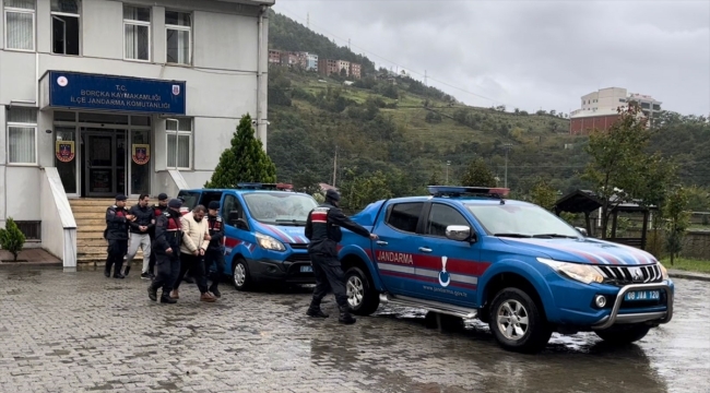 Artvin'de firari şüpheli ile yurt dışına kaçışına yardım eden 2 kişi tutuklandı