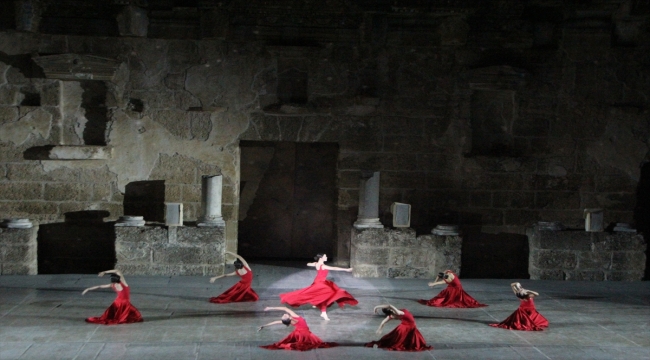 Aspendos Antik Tiyatrosu'nda "Cumhuriyet'in Asırlık Yüzü" gösterisi yapıldı