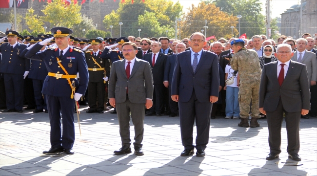 Bakan Özhaseki, Kayseri'de çelenk sunma töreninde konuştu