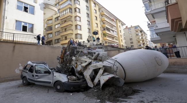 Başkentte üzerine beton mikseri düşen 4 araç kullanılamaz hale geldi