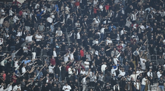 Beşiktaş taraftarının bir kısmı stattan ayrılmadı