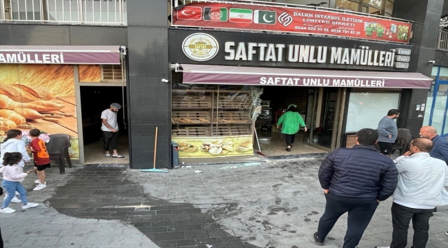 Beylikdüzü'nde kontrolden çıkan otomobil fırına girdi