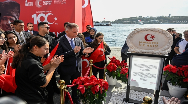 Beyoğlu Karaköy Rıhtımı'na Cumhuriyet'in 100. yılı dolayısıyla "İlk Adım Anıtı" yerleştirildi