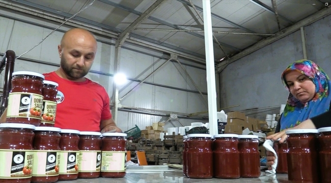 Bilecik'te günde 2 ton üretilen ev tipi domates salçası yurt dışına da gönderiliyor