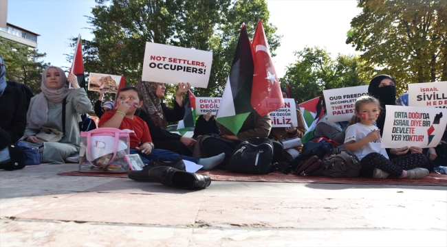 Bilecikli kadınlardan Gazze'de hayatını kaybedenler için oturma eylemi