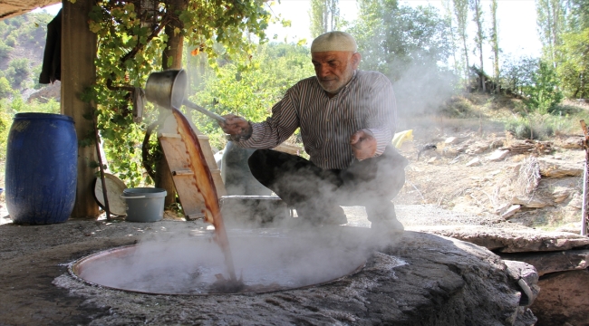 Bitlis'te geleneksel yöntemlerle pekmez üretimine başlandı
