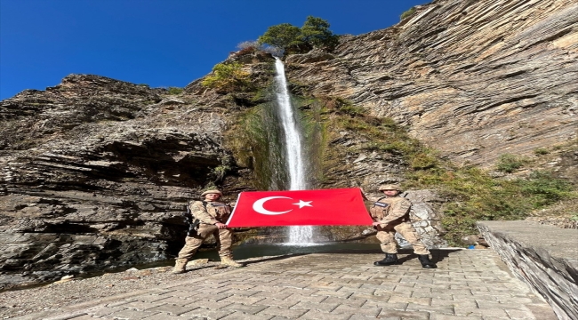 Bitlis'te jandarma personeli üst bölgelerinde Türk bayrağı açtı