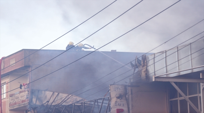 Bursa'da koltuk imalathanesinde çıkan yangına müdahale ediliyor