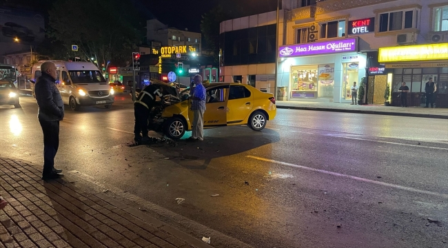 Bursa'da taksiye ardından yayalara çarpan minibüs sürücüsü kaçtı