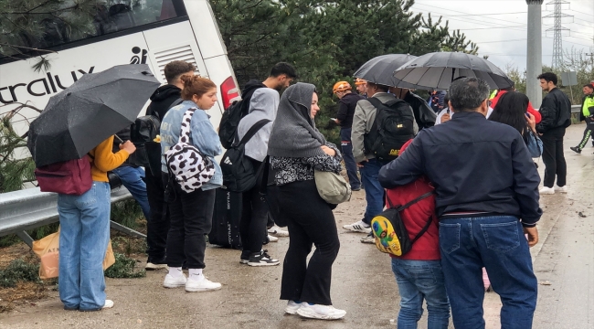 Bursa'da yoldan çıkan otobüsteki 2 yolcu yaralandı