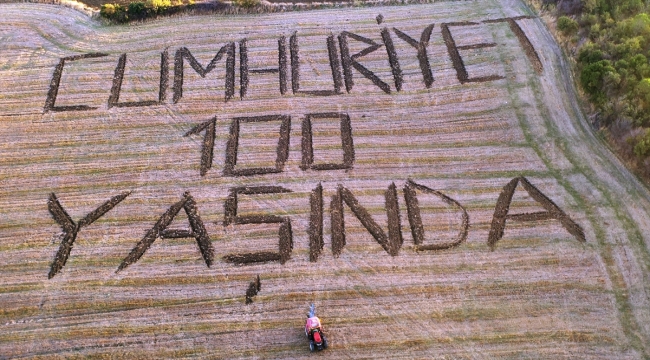Çanakkaleli genç çiftçi tarlasına traktörle "Cumhuriyet 100 yaşında" yazdı