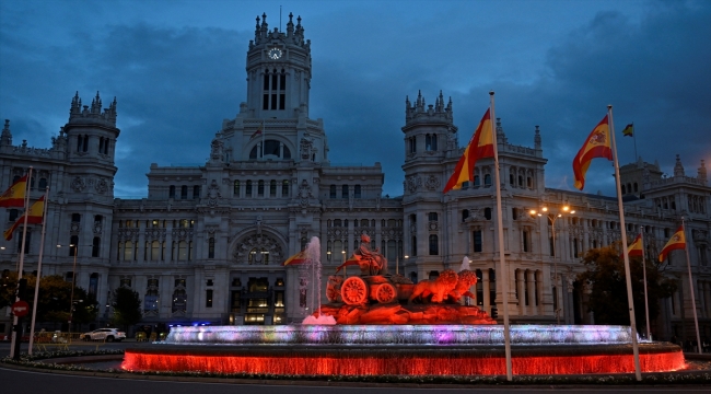 Cumhuriyet'in 100. yılında Madrid'deki Kibele Meydanı kırmızı beyaz renklerle ışıklandırıldı
