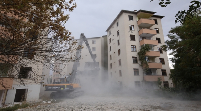 Darende'de ağır hasarlı binalar yıkılıyor