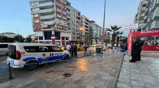Denizli'de sokakta karısını bıçakla yaralayan kişi, çevredekilerin müdahalesiyle yakalandı