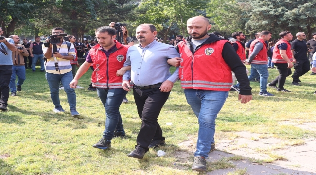 Diyarbakır'da izinsiz basın açıklaması yapmak isteyen gruba polis müdahalesi