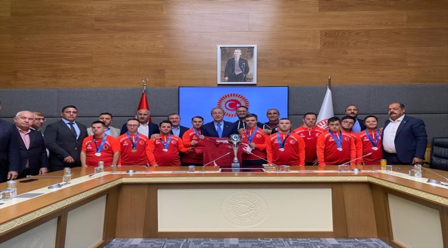 Down Sendromlu Futsal Milli Takımı'ndan, Hulusi Akar'a ziyaret