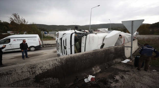 Düzce'de devrilen tırın sürücüsü yaralandı