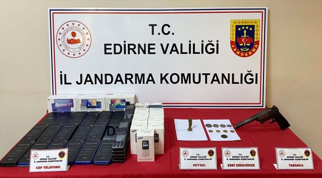 Edirne'de tarihi olduğu değerlendirilen sikke, heykel ve kaçak cep telefonları ele geçirildi