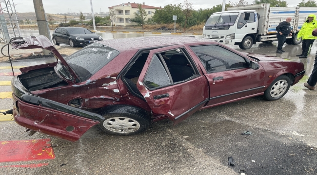 Elazığ'da otomobil ve hafif ticari aracın çarpıştığı kazada 8 kişi yaralandı