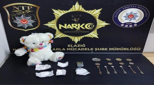 Elazığ'da oyuncak ayı ve yakıt deposuna uyuşturucu saklayan 3 zanlı yakalandı