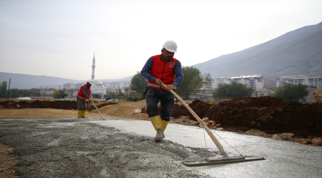 Elbistan'da dar gelirli depremzedeler için yapılan 40 konutun ilk harcı döküldü