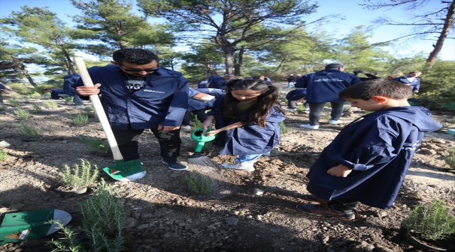 Enerjisa Üretim'den Çanakkale'deki arıcılara ekipman ve fidan desteği