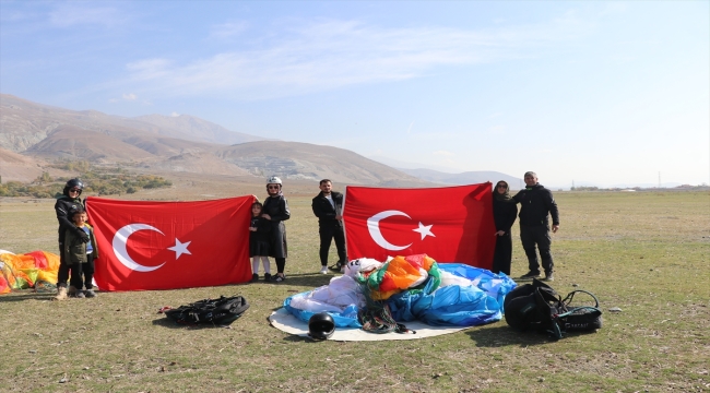 Erzincan'da yamaç paraşütü sporcuları gökyüzünde Türk bayrağı açtı