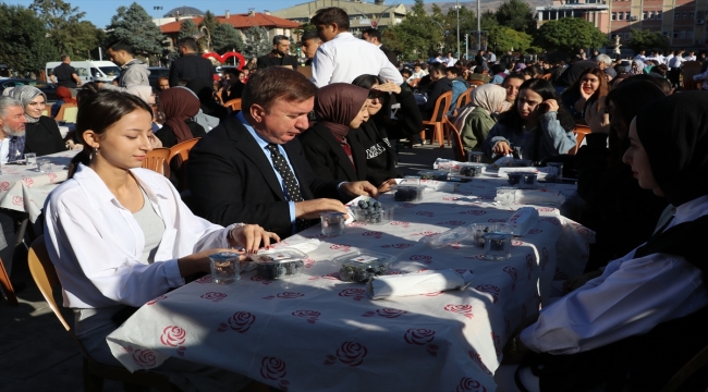 Erzincan Valisi Aydoğdu öğrencilerle kahvaltı yapıp ulaşımda indirim müjdesi verdi