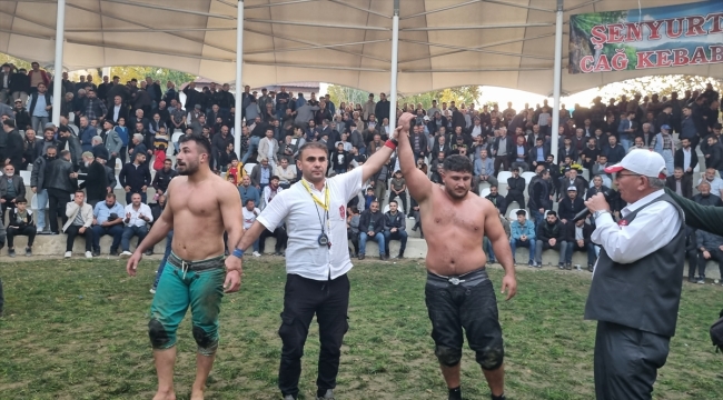 Erzurum'da, Cumhuriyet'le yaşıt Uluslararası Uzundere Karakucak Güreşleri 100. yılında devam etti