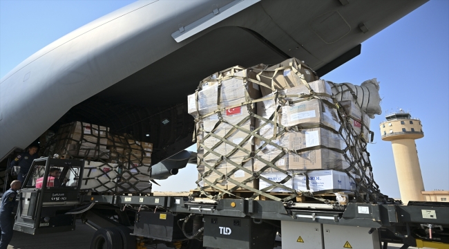 Gazze'ye ilaç ve tıbbi malzeme taşıyan askeri kargo uçağı Mısır'a ulaştı