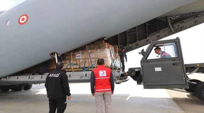 Gazzeli siviller için Türkiye'nin insani yardımlarını taşıyan ilk uçak Mısır'a iniş yaptı
