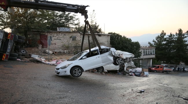 Gaziantep'te seyir halindeki kamyon trafik ışığındaki 3 araca çarptı