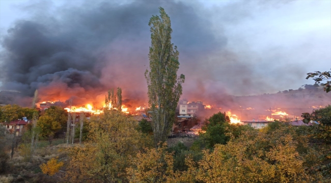 Kastamonu'da 15 köy evini etkileyen yangın söndürülmeye çalışılıyor