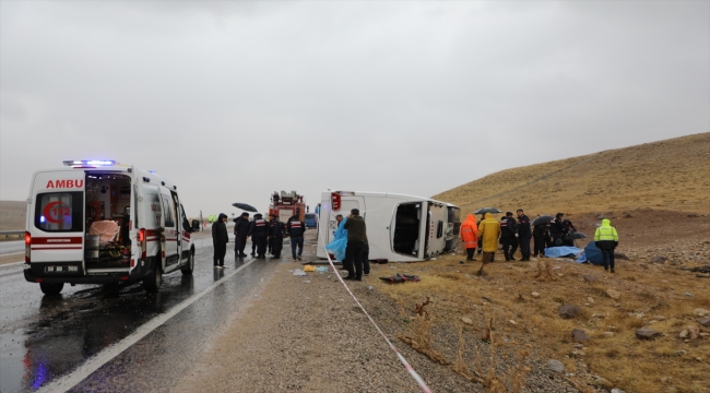 Sivas'ta yolcu otobüsü devrildi, 4 kişi öldü, 34 kişi yaralandı