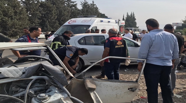 Hatay'da iki otomobilin çarpıştığı kazada 1 kişi öldü, 6 kişi yaralandı