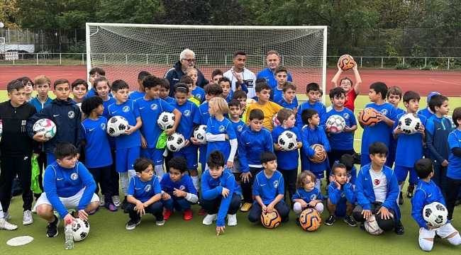 Hataysporlu futbolcu Oğuzhan Matur, Berlin'de yetiştiği kulübe 100 top hediye etti