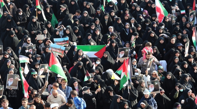 İranlılar İsrail'in Gazze'deki hastaneye düzenlediği saldırıyı protesto etti