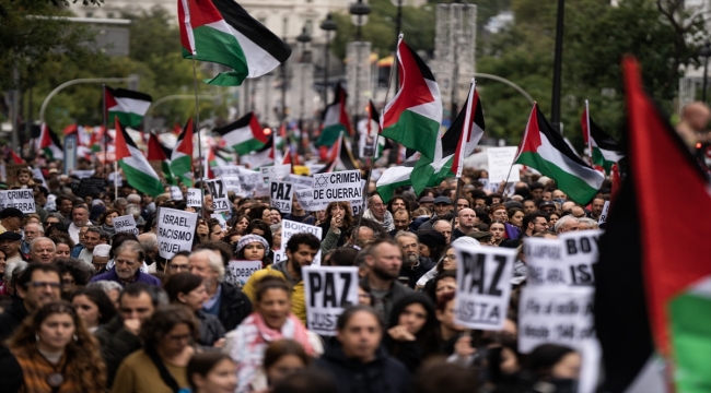 İspanya'da binlerce kişi Filistin'e destek ve Gazze'de ateşkes için yürüdü