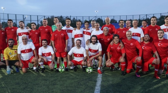 İstanbul Anadolu Adliyesi'nin düzenlediği futbol turnuvasında şöhretler maçı oynandı