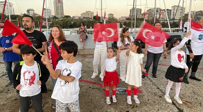 İstanbul'da "Cumhuriyetin Işığında 100. Yıl Fener Alayı" dalışı yapıldı