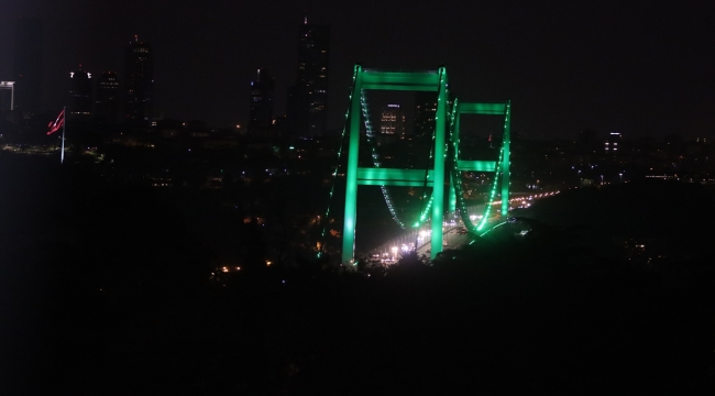 İstanbul'da köprüler Serebral Palsi'ye dikkatin çekilmesi için yeşile büründü