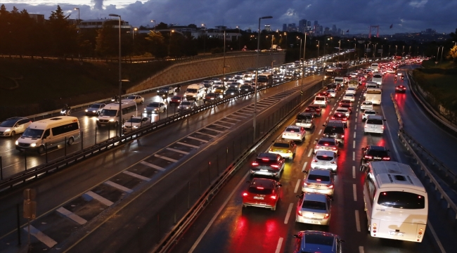 İstanbul'da yağışın da etkisiyle trafikte yoğunluk yaşanıyor 