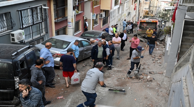 İzmir'de 2 araç ve duvara çarpan çöp kamyonu sürücüsü yaralandı