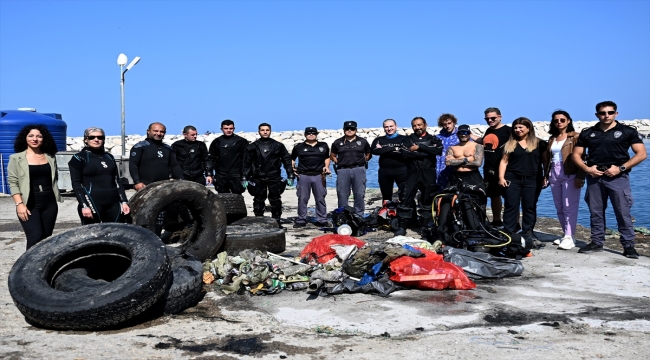 İzmir'de deniz polisi ve dalgıç ekipleri dip temizliği yaptı 