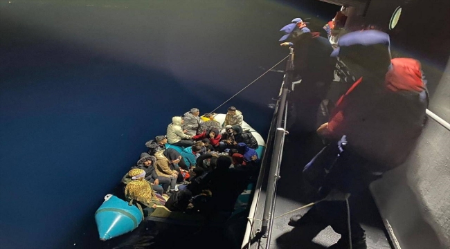 İzmir'de Yunanistan unsurlarınca geri itilen 87 düzensiz göçmen kurtarıldı